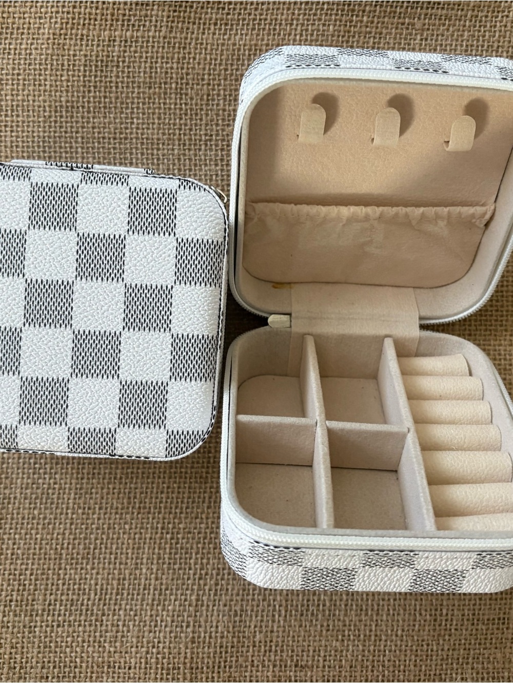 Compact Checker-Pattern Travel Jewelry Organizer in White and Gray
